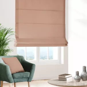 Roleta rzymska pudrowo różowo różowa z gładkiej tkaniny typu dimout