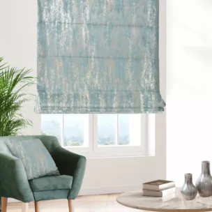 Roleta rzymska niebiesko złocista z grubej, welwetowej tkaniny z efektem przecieranego wzoru, zdobiona delikatnie połyskującym nadrukiem