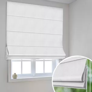 Roleta rzymska jasnosrebrna o naturalnym charakterze, z widocznym, ozdobnym splotem