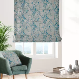 Roleta rzymska turkusowa z gładkiej tkaniny żakardowej z efektem marmuru