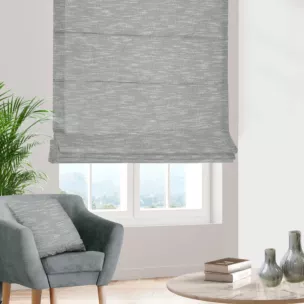 Roleta rzymska jasnoszara z matowej luźnotkanej tkaniny z efektem melanżu, wykończona obciążnikiem