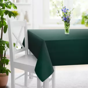 Obrus szyty ciemnozielony z miękkiej tkaniny o welurowej strukturze i wyraźnym splocie