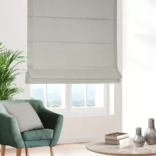 Roleta rzymska beżowa z gładkiej tkaniny typu blackout