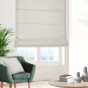 Roleta rzymska jasnopopielata z miękkiej tkaniny o welurowej strukturze i wyraźnym splocie