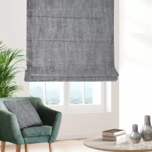 Roleta rzymska popielato srebrna z tkaniny o naturalnym splocie w pasy, z delikatnym połyskiem