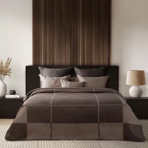 Koc bawełniano-akrylowy 220x240 cm brązowo, ciemnobeżowy z geometrycznym nadrukiem ELEGANTE Eva Minge