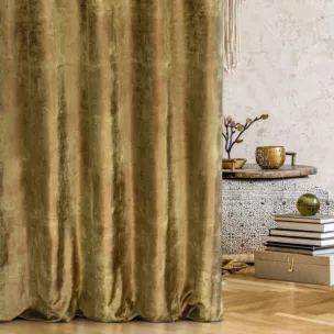 Zasłona szyta na taśmie 5 cm oliwkowo miedziana z welwetowej, miękkiej tkaniny, z połyskującym nadrukiem