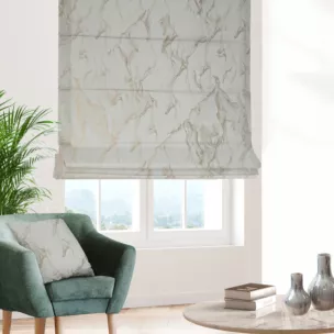 Roleta rzymska biało złocista z tkaniny welwetowej ze złotym marmurkowym nadrukiem