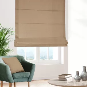 Roleta rzymska jasnobrązowa z tkaniny o naturalnym splocie w stylu eko