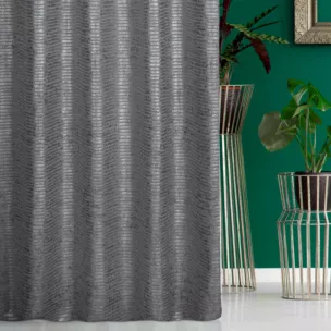 Zasłona szyta na taśmie 5 cm popielato srebrna z tkaniny o naturalnym splocie w pasy, z delikatnym połyskiem