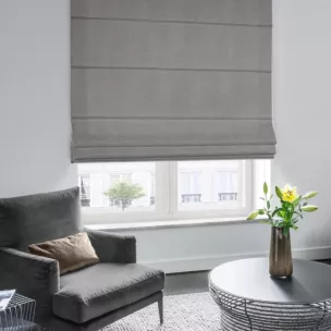 Roleta rzymska LOVELY beżowa z widocznym ozdobnym splotem, o naturalnym charakterze