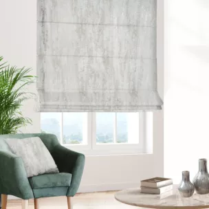 Roleta rzymska kremowo złocista z grubej, welwetowej tkaniny z efektem przecieranego wzoru, zdobiona delikatnie połyskującym nadrukiem