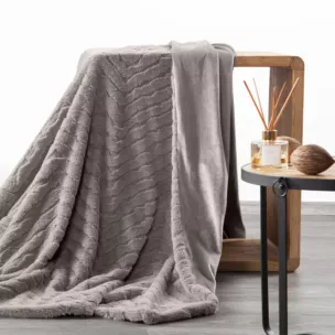 Koc 150x200 cm srebrny, z miękkiej tkaniny futerkowej z efektem 3D KATE