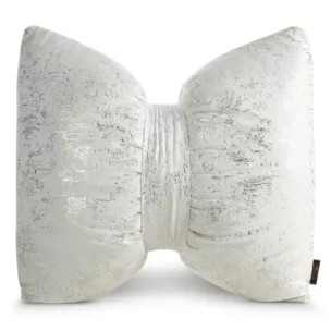 Poduszka 45x55 cm welwetowa kolor kremowy w kształcie kokardy z przecieranym lśniącym wzorem KODARDA 1