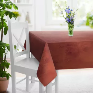 Obrus szyty bordowo miedziany z welwetowej, miękkiej tkaniny, z połyskującym nadrukiem