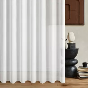 Firana szyta na taśmie 5 cm biała z gładkiej tkaniny z połyskiem, wykończona obciążnikiem