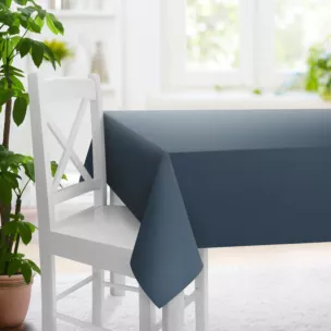 Obrus na wymiar ciemnoniebieski z eleganckiej lśniącej tkaniny o drobnym splocie