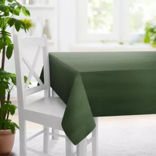 Obrus szyty ciemnozielony z tkaniny z dodatkiem połyskującej nici, z widocznym ozdobnym splotem