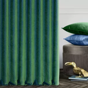 Zasłona szyta na flexach butelkowo zielona miękka, szenilowa tkanina o wyraźnym splocie i delikatnym połysku, mieniąca się w dwóch odcieniach