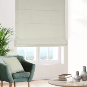 Roleta rzymska jasnobeżowa z gładkiej tkaniny typu blackout