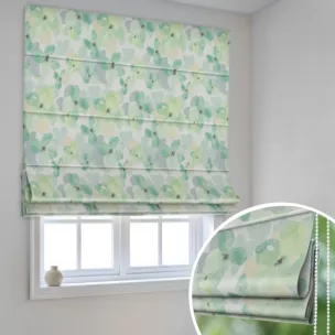 Roleta rzymska kremowo zielona z miękkiej tkaniny o lekkim splocie, pokryta modnym, botanicznym nadrukiem