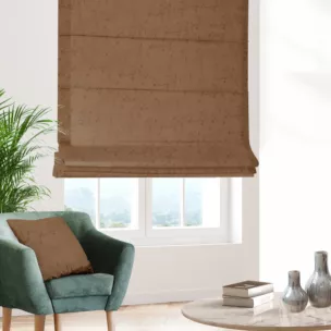 Roleta rzymska jasnobrązowa z miękkiej tkaniny welwetowej z efektem kreszowania, wykończona obciążnikiem