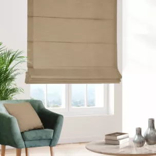 Roleta rzymska ciemnobeżowa z miękkiej tkaniny o naturalnym splocie w stylu ekologicznym