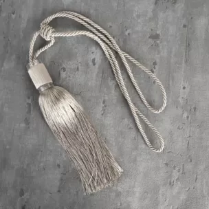 Dekoracyjny sznur do upięć z chwostem z kryształowymi obrączkami