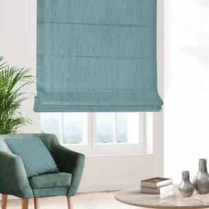 Roleta rzymska jasnoturkusowa z tkaniny welwetowej w pionowe prążki, wykończona obciążnikiem
