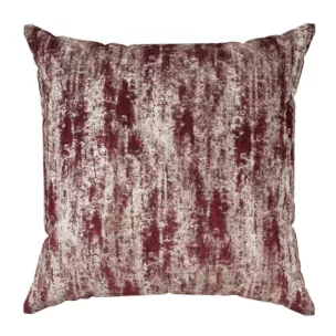 Poszewka szyta bordowo złocista z grubej, welwetowej tkaniny z efektem przecieranego wzoru, zdobiona delikatnie połyskującym nadrukiem