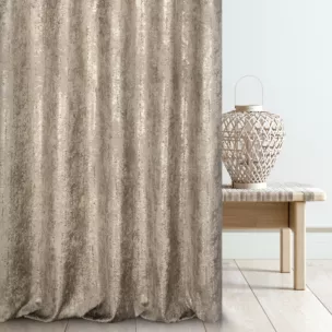 Zasłona szyta na taśmie 5 cm beżowo złocista z grubej, welwetowej tkaniny z efektem przecieranego wzoru, zdobiona delikatnie połyskującym nadrukiem
