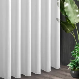 Tkanina firanowa lekki woal zakończona szwem obciążającym