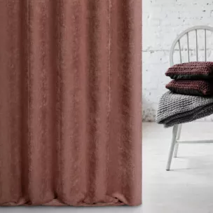 Zasłona szyta na taśmie 5 cm ceglasta miękka, szenilowa tkanina o wyraźnym splocie i delikatnym połysku