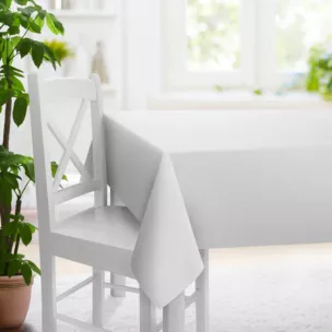 Obrus szyty naturalny z miękkiej, matowej tkaniny w stylu eko o naturalnym splocie