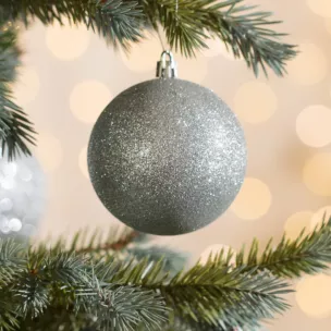 Bombka choinkowa oprószona srebrnym brokatem