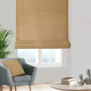 Roleta rzymska ciemnobeżowa z gładkiej tkaniny z delikatnym połyskiem