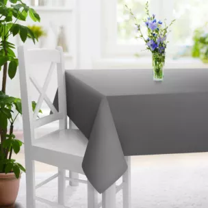 Obrus szyty popielaty z gładkiej tkaniny zaciemniającej typu dimout wykończona obciążnikiem