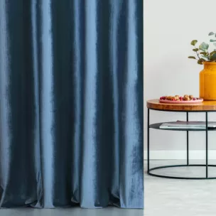 Zasłona szyta na taśmie 5 cm ciemnoniebieska z tkaniny welwetowej w pionowe prążki, wykończona obciążnikiem