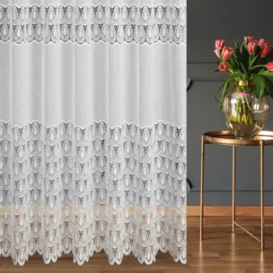 Firana szyta na taśmie 5 cm naturalna z matowej etaminy ozdobionej szeroką ażurową aplikacją