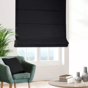 Roleta rzymska czarna z gładkiej tkaniny zaciemniającej typu dimout wykończona obciążnikiem