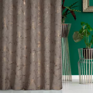Zasłona szyta na flexach ciemnobeżowo złota z grubej, matowej tkaniny welwetowej z połyskliwym nadrukiem Italissima Eva Minge