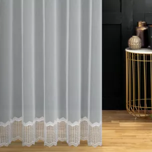 Firana szyta na taśmie 5 cm biała z matowej tkaniny ozdobionej geometryczną aplikacją