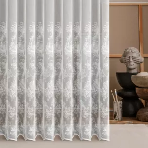 Firana szyta na taśmie 5 cm biała z tkaniny z efektem deszczyku zdobionej fantazyjnym haftem