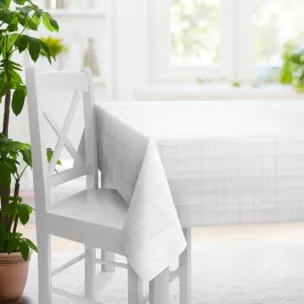 Obrus szyty biało srebrny z gładkiej tkaniny przeplatanej błyszczącą lureksową nicią