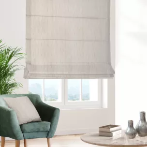 Roleta rzymska kremowa z tkaniny welwetowej w pionowe prążki, wykończona obciążnikiem