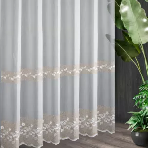 Tkanina firanowa z ozdobnym haftem