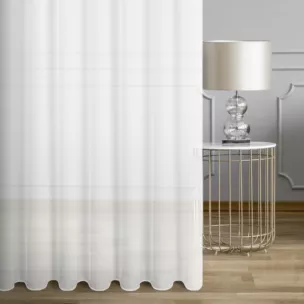Firana szyta na taśmie 5 cm biała z delikatnej tkaniny z lekkim połyskiem o niestandardowej wysokości, wykończona obciążnikiem
