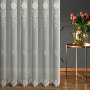 Firana szyta na taśmie fala naturalno popielata z delikatnej tkaniny typu aden, wykończonej kordonkowym haftem Italissima Eva Minge