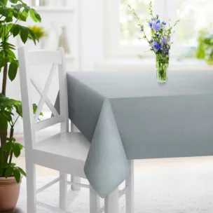 Obrus szyty błękitno srebrny z tkaniny w drobny wzór przetykany nicia metaliczną Italissima Eva Minge