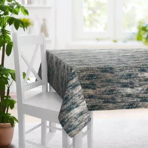 Obrus szyty ciemnoturkusowo złocisty z grubej, welwetowej tkaniny z efektem przecieranego wzoru, zdobiona delikatnie połyskującym nadrukiem